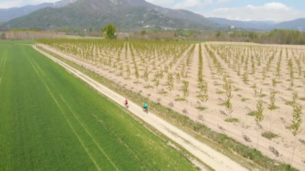 Casal Divertindo Andando Bicicleta Montanha Estrada Terra Dia Ensolarado Paisagem — Vídeo de Stock