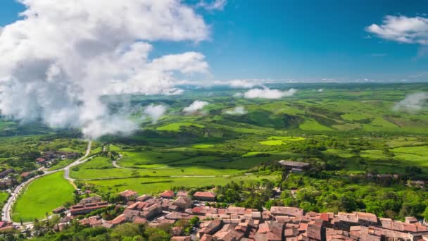 时光飞逝 意大利托斯卡纳的Orcia Valley独特的绿色风景 云彩在风中飘扬 栽培山岭上空的云彩景观与Radicofani中世纪村落 — 图库视频影像