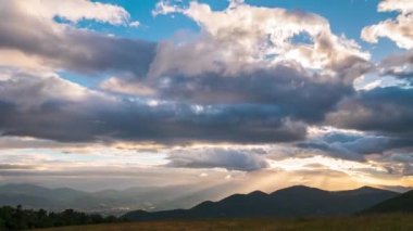 Zaman aşımı: Fabriano şehri üzerinde günbatımı dramatik gökyüzü, Marche, İtalya. Eşsiz tepeler ve dağlar üzerindeki bulutlar arasındaki güneş ışığı manzarası, duygusal duygu kavramı.