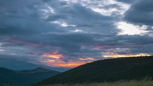 時間の経過 イタリアのマルケ州の山の風景の上に夕日劇的な空 嵐の雲 遠くの山のシルエット 感情的な感覚の概念を超えて風景の太陽 — ストック動画