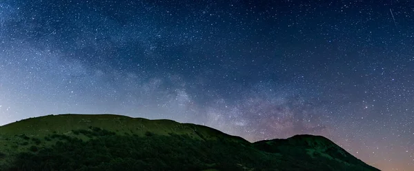 Panoramatická Noční Obloha Nad Montelagskou Vrchovinou Březen Itálie Galaxie Mléčná — Stock fotografie