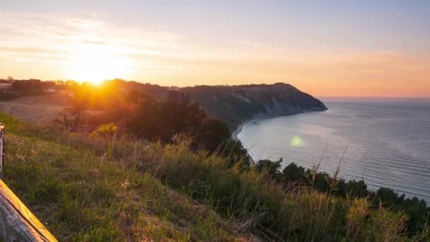 時間経過 日没の風景Conero自然公園劇的な海岸の岬岩崖地域の海の美しい空の色鮮やかな地平線 観光地イタリア — ストック動画