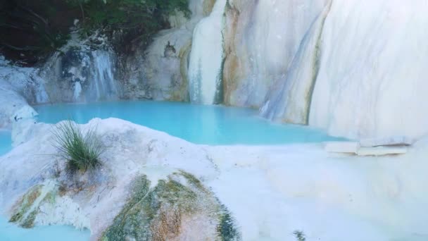 意大利托斯卡纳的地热游泳池和温泉 Bagni San Filippo早上在没有人的情况下自然落热瀑布 森林中的白鲸 — 图库视频影像