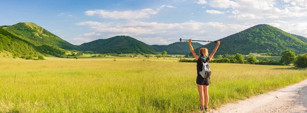 Senderismo Las Tierras Altas Montelago Marcas Italia Mujer Caminando Paisaje — Foto de Stock