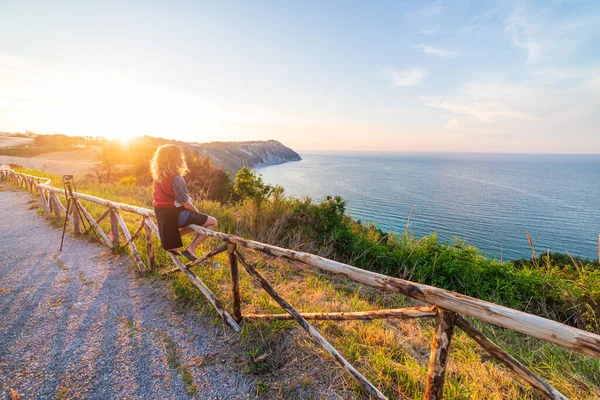 Mujer Vista Trasera Viendo Atardecer Paisaje Parque Natural Conero Costa —  Fotos de Stock