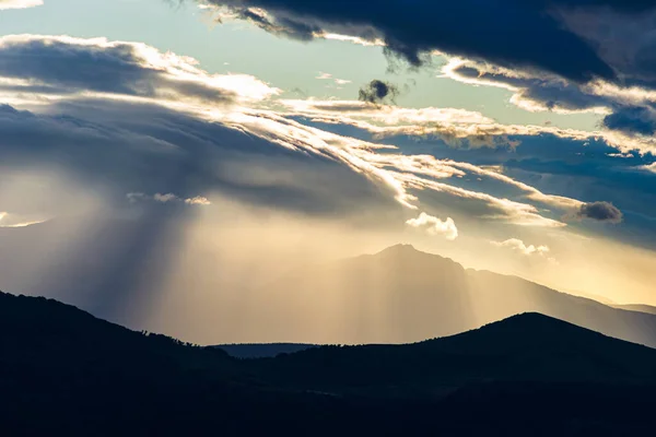 Céu Dramático Por Sol Sobre Silhueta Épica Serra Marche Itália — Fotografia de Stock