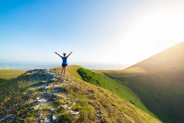 Senderismo Las Montañas Umbría Monte Cucco Appennino Italia Mujer Con —  Fotos de Stock