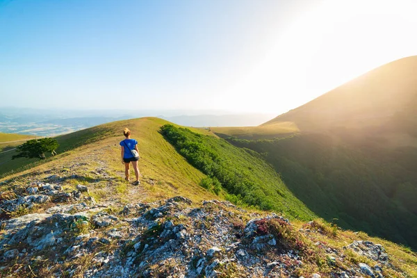 Senderismo Las Montañas Umbría Monte Cucco Appennino Italia Mujer Caminando —  Fotos de Stock