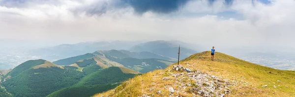 Wędrówki Górach Umbrii Monte Cucco Appennino Włochy Kobieta Spacerująca Zielonym — Zdjęcie stockowe