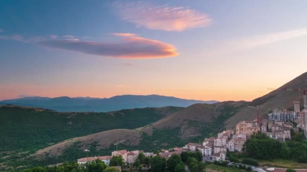 時間経過 丘の上にある中世の村の上に沈む夕日 サント ステファノ セッサニオ アブルッツォ イタリア 山の風景 観光地の上のロマンチックな空と雲 — ストック動画