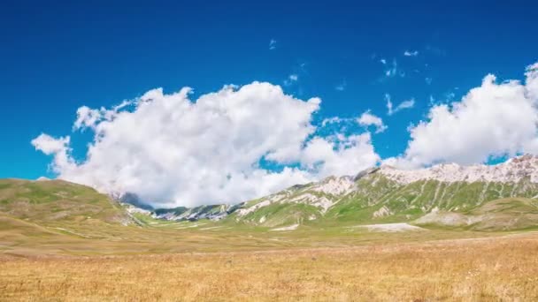 Zaman Atlaması Mavi Gökyüzünde Hareket Eden Bulutlar Dağlarda Güneşli Bir — Stok video