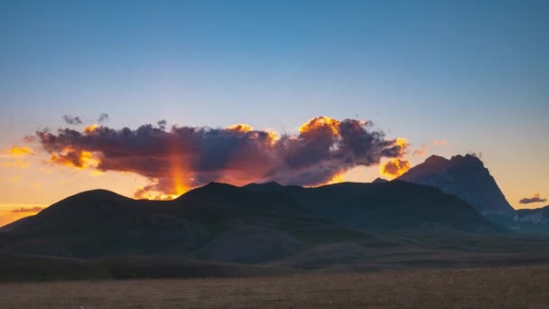 Caducidad Nubes Moviéndose Cielo Mirador Atardecer Sobre Montañas Rocosas Montañas — Vídeo de stock