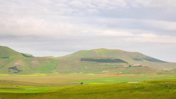 Tidsförskjutning Moln Rör Sig Över Castelluccio Norcia Högland Italien Byn — Stockvideo