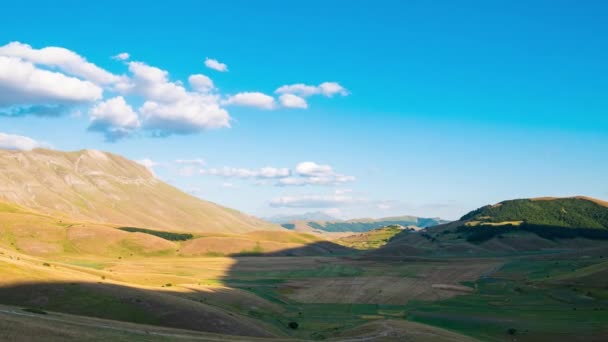 Termin Ważności Zachód Słońca Nad Wzgórzami Castelluccio Norcia Włoszech Wieś — Wideo stockowe