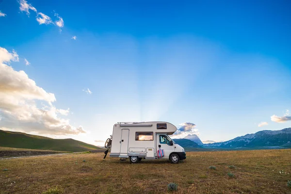 Campo Imperatore Highlands Abruzzo Talya Kamp Minibüsünün Üzerinde Gün Batımı — Stok fotoğraf