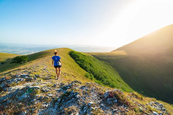 Senderismo Las Montañas Umbría Monte Cucco Appennino Italia Mujer Caminando —  Fotos de Stock