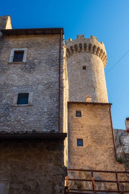 Santo Stefano di Sessanio ortaçağ köy detayları, tarihi taş binalar, antik kule, eski şehir taş mimarisi. Abruzzo, İtalya.