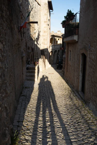 Tourist Shadows Santo Stefano Sessanio Medieval Village Details Historical Stone — Stock Photo, Image