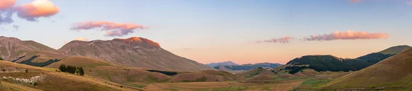 Çiçekli Tarlaların Üzerinde Gün Batımı Apennines Castelluccio Norcia Highlands Talya — Stok fotoğraf