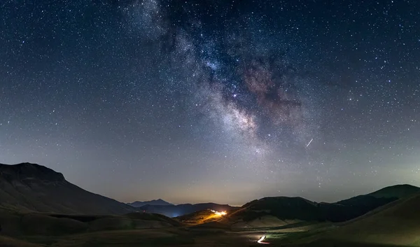 Nocne Niebo Nad Wzgórzami Castelluccio Norcia Włoszech Rdzeń Galaktyki Drogi — Zdjęcie stockowe