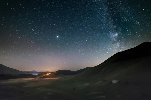 Panorámás Éjszakai Égbolt Meteor Becsapódás Castelluccio Norcia Hegyvidéken Olaszországban Tejút — Stock Fotó