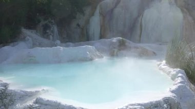 İtalya, Toskana 'da jeotermal havuz ve kaplıca. Bagni San Filippo doğal termal şelalesi sabahları insan olmadan. Ormanın ortasındaki Beyaz Balina.