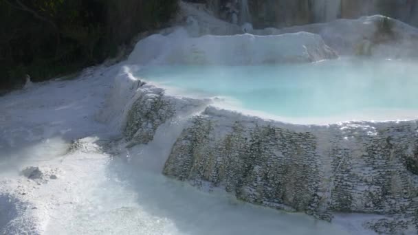 意大利托斯卡纳的地热游泳池和温泉 Bagni San Filippo早上在没有人的情况下自然落热瀑布 森林中的白鲸 — 图库视频影像