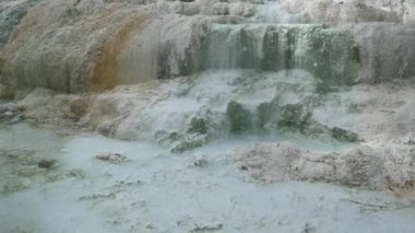 İtalya, Toskana 'da jeotermal havuz ve kaplıca. Bagni San Filippo doğal termal şelalesi sabahları insan olmadan. Ormanın ortasındaki Beyaz Balina.