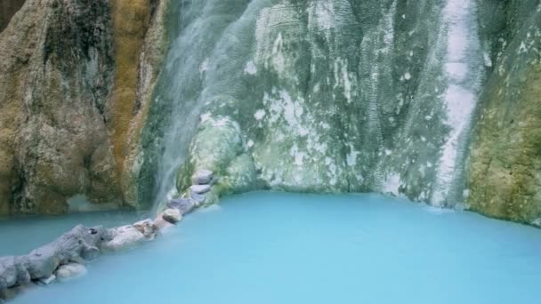 意大利托斯卡纳的地热游泳池和温泉 Bagni San Filippo早上在没有人的情况下自然落热瀑布 森林中的白鲸 — 图库视频影像