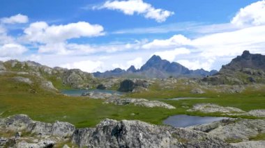 PAN: Idyllic mavi alp gölü yüksek dağlarda, manzaralı kayalık arazi yüksek irtifada, panoramik manzara