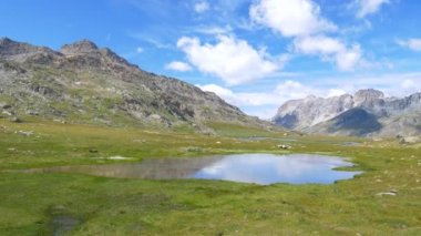 PAN: Idyllic mavi alp gölü yüksek dağlarda, manzaralı kayalık arazi yüksek irtifada, panoramik manzara