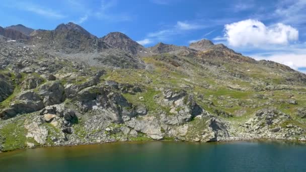 山の上の牧歌的な青い高山湖 アルプスの標高の高い風景岩の地形 パノラマビュー — ストック動画