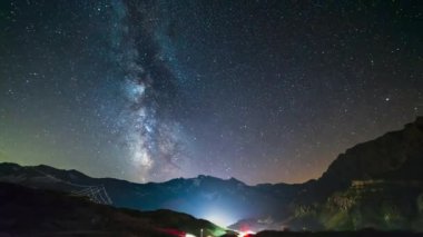 Zaman Hızı: Samanyolu Galaksisi ve yıldızlar İtalyan Fransız Alpleri üzerinde dönerler. Görkemli karlı dağlarda ve buzullarda gece gökyüzü. Perseid meteor yağmuru