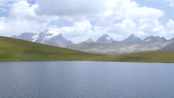 Idylický Modrý Alpský Jezero Vysoko Horách Malebná Krajina Skalnatý Terén — Stock video