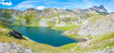 Idyllic mavi alp gölü yüksek dağlarda manzaralı kayalık arazi yüksek Alplerde yüksek irtifada, panoramik manzara