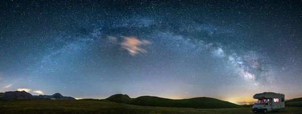 Cielo Nocturno Panorámico Sobre Las Tierras Altas Campo Imperatore Abruzos — Foto de Stock