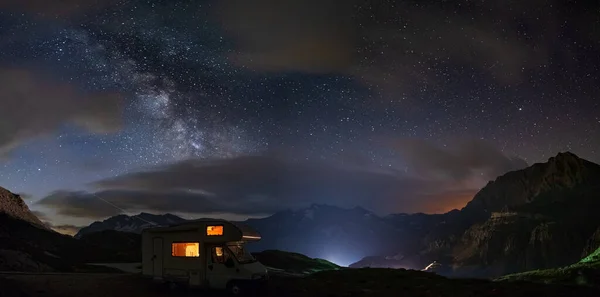 Céu Noturno Panorâmico Sobre Alpes Arco Galáxia Láctea Estrelas Sobre — Fotografia de Stock