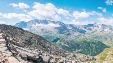 PAN: Idyllic mavi alp gölü yüksek dağlarda, manzaralı kayalık arazi yüksek irtifada, Gran Paradiso Ulusal Parkı