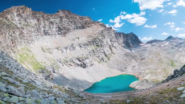 Pan Idyllischer Blauer Alpensee Hoch Oben Auf Den Bergen Landschaftlich — Stockvideo