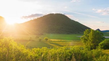 Montelago dağları üzerinde günbatımı dramatik gökyüzü, Marche, İtalya. Eşsiz tepeler ve dağlar üzerindeki bulutlar arasındaki güneş ışığı manzarası, duygusal duygu kavramı