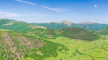 Montelago dağları üzerinde açık mavi gökyüzü, Marche, İtalya. Yaz yeşili manzara benzersiz tepeler ve dağlar, yukarıdan manzara