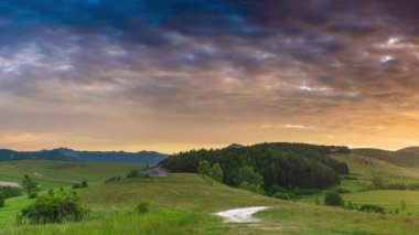 Montelago dağları üzerinde günbatımı dramatik gökyüzü, Marche, İtalya. Eşsiz tepeler ve dağlar üzerindeki bulutlar arasındaki güneş ışığı manzarası, duygusal duygu kavramı