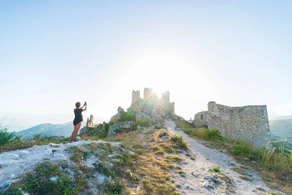 Selfie Mujer Las Ruinas Del Castillo Cima Montaña Rocca Calascio — Foto de Stock