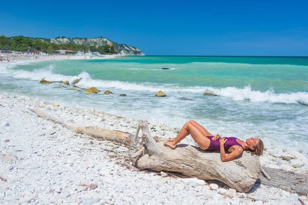 Talyan Plajında Dinlenen Bir Kadın Conero Kıyı Şeridi Çakıl Taşı — Stok fotoğraf