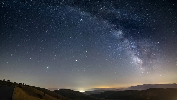 Cielo Nocturno Panorámico Sobre Santo Stefano Sessanio Abruzos Rocca Calascio — Foto de Stock