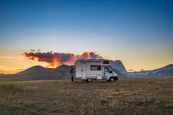 Tramonto Drammatico Sul Camper Negli Altopiani Campo Imperatore Abruzzo Italia — Foto Stock