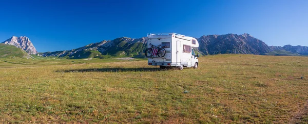 Sunrise Clear Blue Sky Camper Van Campo Imperatore Highlands Abruzzo — Foto Stock