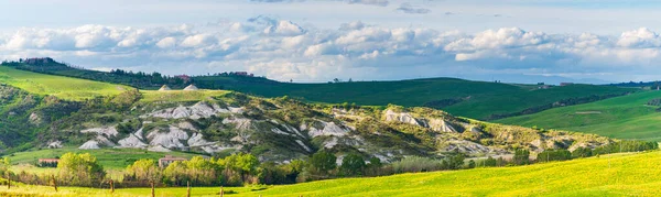 Paisaje Verde Único Toscana Italia Dramático Cielo Atardecer Camino Tierra —  Fotos de Stock