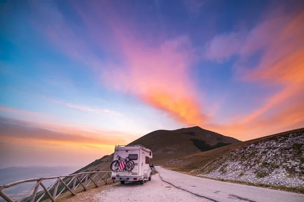 Camper Van Silnici Krásné Krajině Dramatická Obloha Při Západu Slunce — Stock fotografie