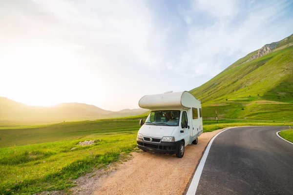 Camper Sul Lato Della Strada Bellissimo Paesaggio Cielo Drammatico Tramonto — Foto Stock